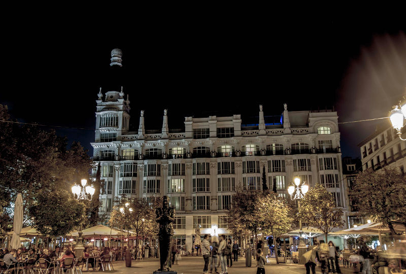 Escultura Federico García Lorca en la plaza de Santa Ana, Madrid por la noche
